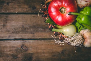 Domates, soğan, patates, biber, sarımsak, havuç ve pancar. Vege