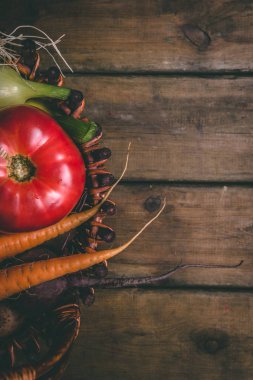 Domates, soğan, patates, biber, sarımsak, havuç ve pancar. Vege