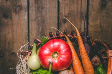 Domates, soğan, patates, biber, sarımsak, havuç ve pancar. Vege