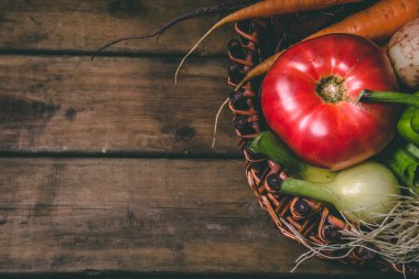 Domates, soğan, patates, biber, sarımsak, havuç ve pancar. Vege