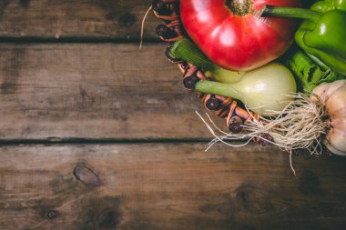 Domates, soğan, patates, biber, sarımsak, havuç ve pancar. Vege