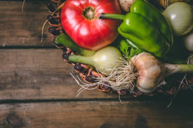 Domates, soğan, patates, biber, sarımsak, havuç ve pancar. Vege