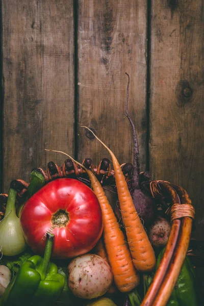 Tomate, cebolla, papa, pimienta, ajo, zanahoria y remolacha. Vegetales — Foto de Stock