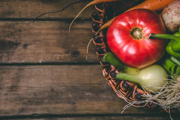 Domates, soğan, patates, biber, sarımsak, havuç ve pancar. Vege