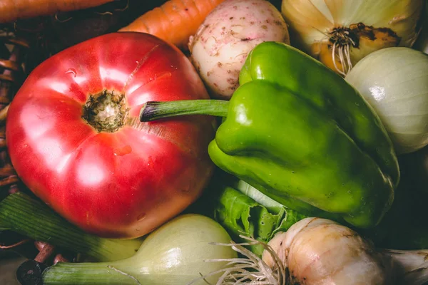 Domates, lahana, soğan, patates, biber, sarımsak, havuç ve pancar