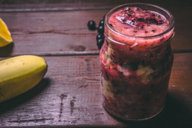 Ahşap bir backgrou taze malzemelerle yapılan meyve smoothies