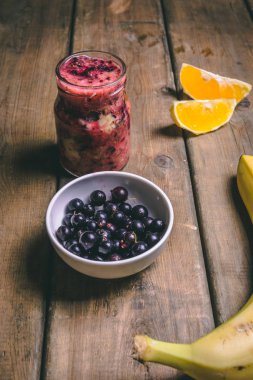 Ahşap bir backgrou taze malzemelerle yapılan meyve smoothies