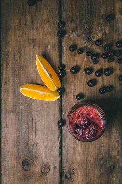 Ahşap bir backgrou taze malzemelerle yapılan meyve smoothies