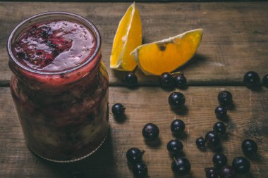 Ahşap bir backgrou taze malzemelerle yapılan meyve smoothies