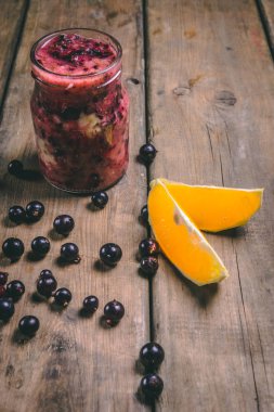Ahşap bir backgrou taze malzemelerle yapılan meyve smoothies