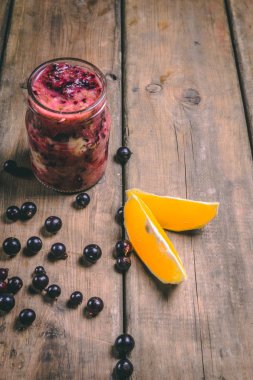 Ahşap bir backgrou taze malzemelerle yapılan meyve smoothies