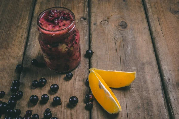 Batidos de frutas hechos con ingredientes frescos sobre un fondo de madera — Foto de Stock