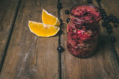 Ahşap bir backgrou taze malzemelerle yapılan meyve smoothies