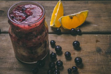 Ahşap bir backgrou taze malzemelerle yapılan meyve smoothies