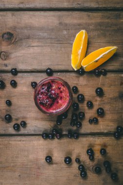 Ahşap bir backgrou taze malzemelerle yapılan meyve smoothies
