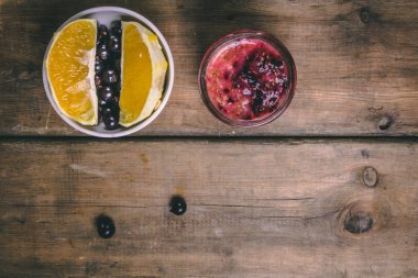 Ahşap bir backgrou taze malzemelerle yapılan meyve smoothies