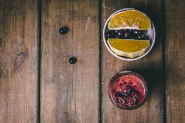 Ahşap bir backgrou taze malzemelerle yapılan meyve smoothies