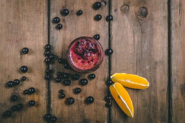 Ahşap bir backgrou taze malzemelerle yapılan meyve smoothies