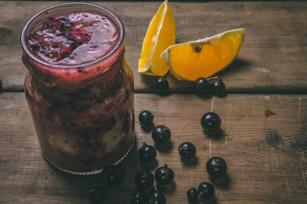 Ahşap bir backgrou taze malzemelerle yapılan meyve smoothies