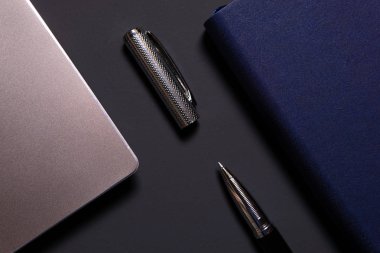 Dizüstü bilgisayar, dizüstü bilgisayar, gözlükler ve kalem masada. İş veya çalışma kavramı.