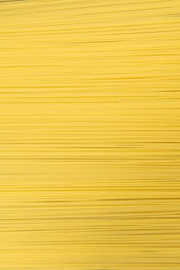 Gri arka planda ham İtalyan spagetti makarna