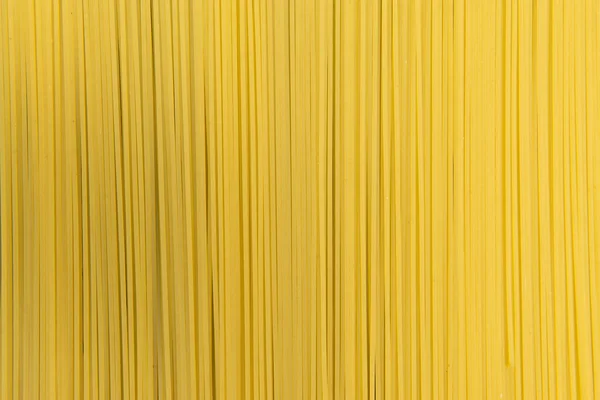 Pasta de espaguetis italiana cruda sobre fondo gris — Foto de Stock