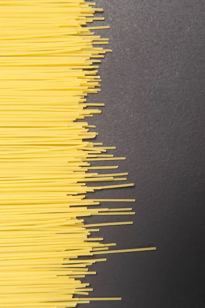 Gri arka planda ham İtalyan spagetti makarna