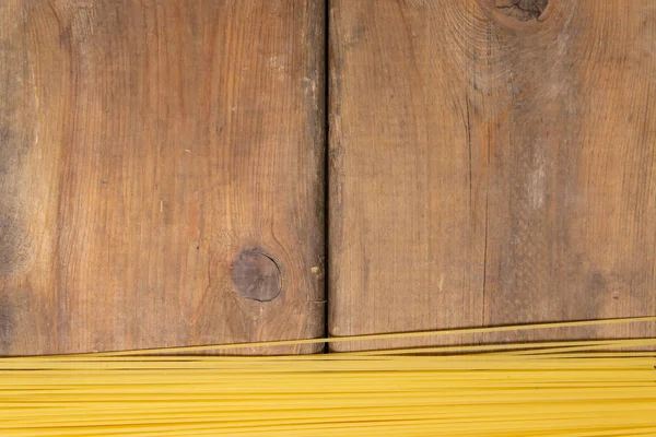 ahşap masaya serpişne ham spagetti makarna