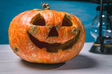 Cadılar Bayramı balkabağı ve lambası. Eski vintage lamba ile Mutlu Halloween tatil arka plan.