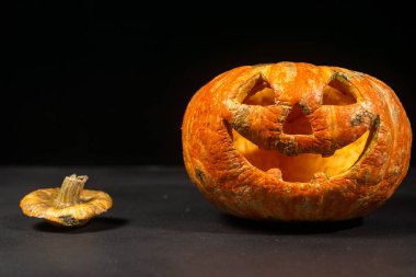 karanlık bir arka plan üzerinde gülümseyen Halloween kabak