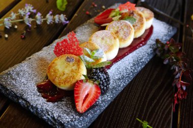 tatlı cheesecakes meyveleri ile dekore edilmiş