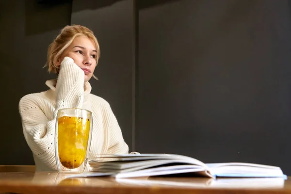 Mujer Bebiendo Caliente Mientras Está Sentada Una Mesa Restaurante — Foto de Stock