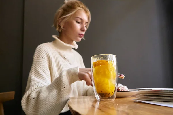 Mujer Bebiendo Caliente Mientras Está Sentada Una Mesa Restaurante — Foto de Stock