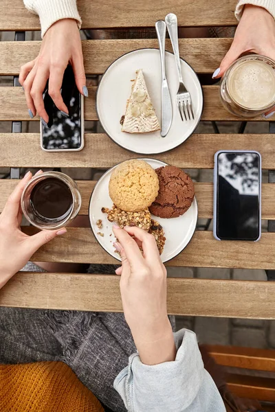 Сладкий Десерт Чашкой Кофе Женские Руки Телефоном — стоковое фото