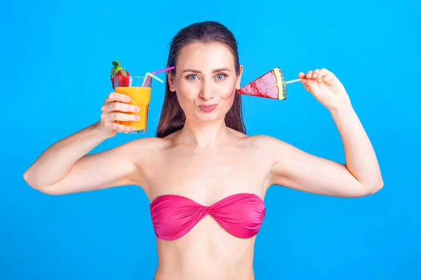 Mujer Traje Baño Cóctel Las Manos Sobre Fondo Azul Estudio — Foto de Stock