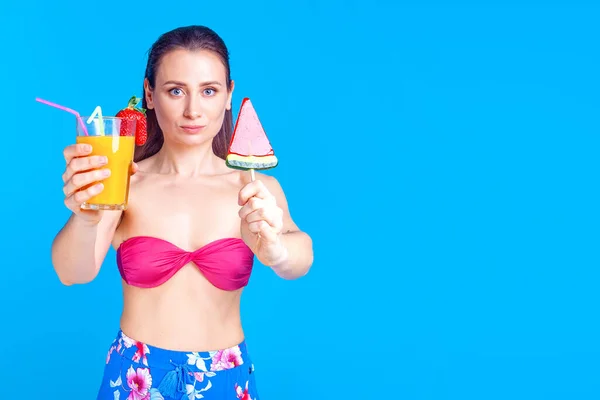 Mujer Traje Baño Cóctel Las Manos Sobre Fondo Azul Estudio — Foto de Stock