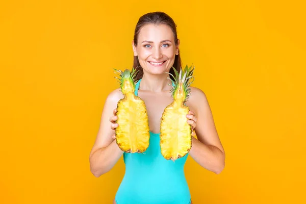 Mujer Con Piña Cortada Las Manos Estudio — Foto de Stock