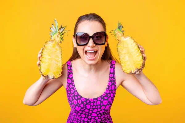 Mujer Con Piña Cortada Las Manos Estudio — Foto de Stock