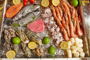 Limonlu istiridye ve buzlu diğer deniz ürünleri.