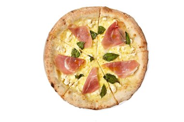 Beyaz arka planda farklı malzemelerle taze pizza.