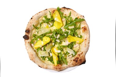 Beyaz arka planda farklı malzemelerle taze pizza.