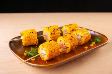 Tahta çubukta ızgara mısır.