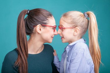 Gözlüklü kadın ve kız stüdyoda vizyon için.