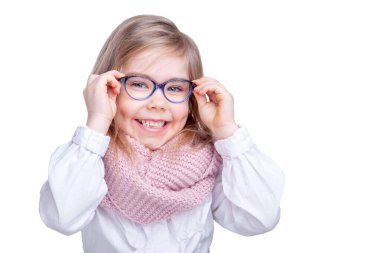 Gözlüklü kız stüdyoda vizyon için.