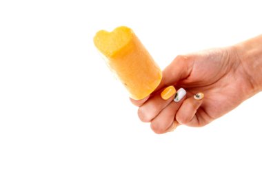 Stüdyoda beyaz bir arka planda tahta çubukta dondurma.