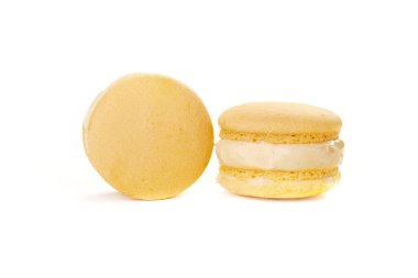 Stüdyoda beyaz arka planda dondurmalı kurabiyeler.