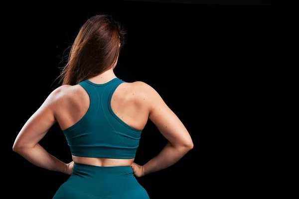Stüdyoda Siyah Arka Planda Poz Veren Kadın Sporcu — Stok fotoğraf