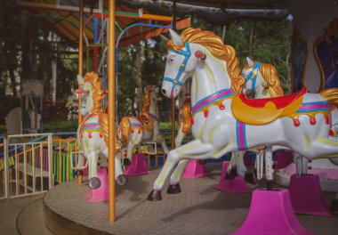 Da Lat, Vietnam - Arillus 28, 2018: Yuvarlak, geleneksel atlıkarınca at yerel eğlence Fuarı parkta Merry Go