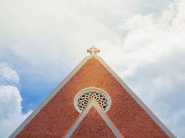 Üst çatı Kilisesi ile çapraz, eski Fransız mimarisi, Domaine de Maria Kilisesi ve mavi gökyüzü ile yer Dalat, Vietnam,