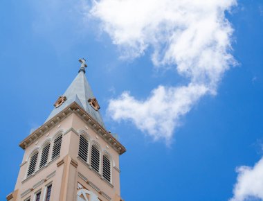 Üst çatı Kilisesi ile Cross St. Nicholas Katedrali ve mavi gökyüzü ile yer Dalat, Vietnam,